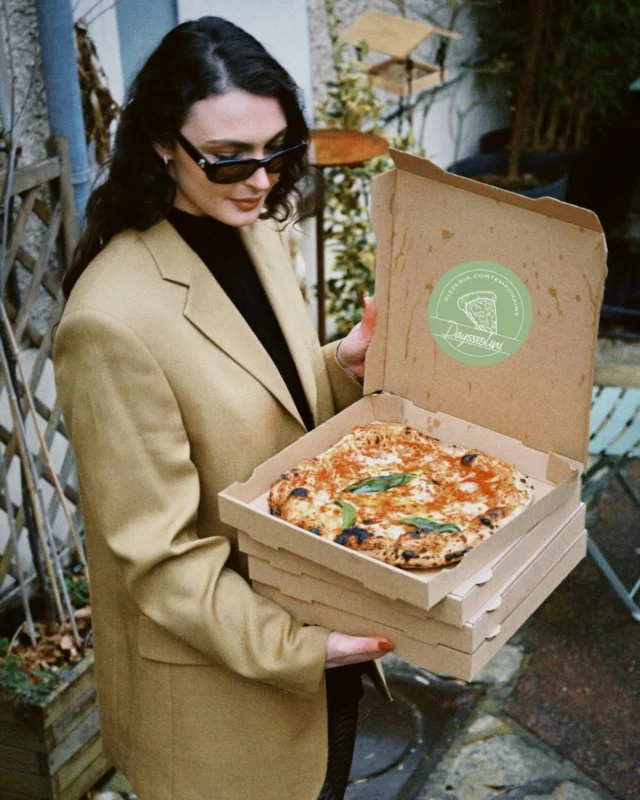 Nos pizzas sur place ou à EMPORTER 🍕

(Un regard qui en dit long sur l’anticipation d’un pur moment de régaaaaal) 🤤