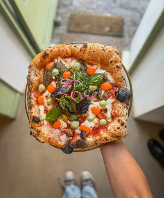 ☀️ Le soleil est revenu, et notre Verde aussi ☀️

La Verde c’est du soleil et des légumes dans chaque part 🌿🤤

💚 Bonus : 100 % bonheur, 0 % excuse. 💚

#pizza #pizzanapoletana #italianfood #napoli #pizzadinapoli #ury #fontainebleau #goodfood #vegetables #homemade #dayssiolini