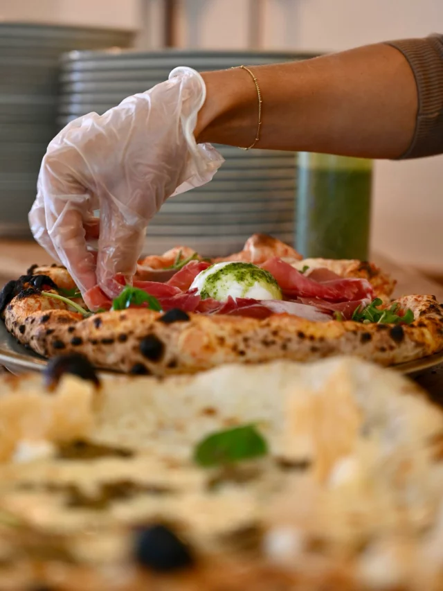 Des mains, de la patience et un soin constant 🍕🤲

Ici rien n’est laissé au hasard, pour un dressage qui régale les yeux autant que l’estomac ! 🫠🤤